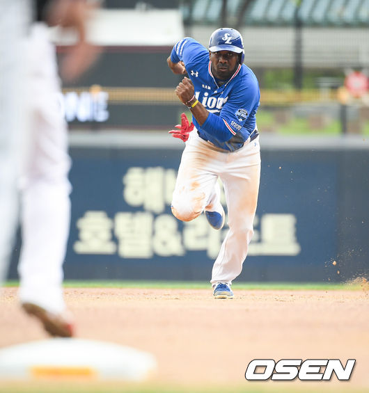 25일 광주기아챔피언스필드에서 '2021 신한은행 SOL KBO 리그' KIA 타이거즈와 삼성 라이온즈의 경기가 진행됐다.6회초 무사 1루 삼성 피렐라가 도루 성공한뒤 공이 뒤로 빠지자 3루로 질주하고 있다. / soul1014@osen.co.kr