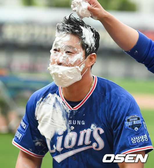 KBO 통산 300세이브 거둔 오승환이 동료들에게 축하 물, 생크림 세례를 받고 있다. / soul1014@osen.co.kr