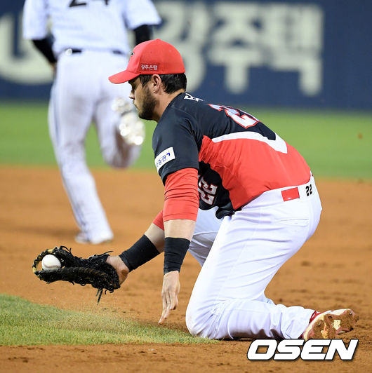 타구를 잡고 있는 1루수 터커./OSEN DB