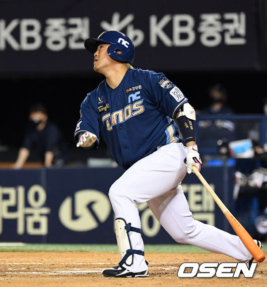 23일 오후 서울 잠실야구장에서 ’2021 신한은행 SOL KBO 리그' 두산 베어스와 NC 다이노스의 경기가 열렸다.9회초 1사에서 NC 박석민이 좌월 솔로 홈런을 치고 있다. /sunday@osen.co.kr