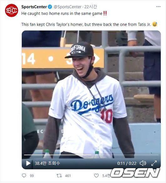 [사진] 26일(한국시간) 샌디에이고와 LA 다저스의 경기 중 페르난도 타티스 주니어의 홈런 볼을 잡은 뒤 그라운드 안으로 던지며 좋아하고 있는 더그 파일. 하지만 이 홈런 볼은 가짜였다.<ESPN 트위터 영상 캡처>