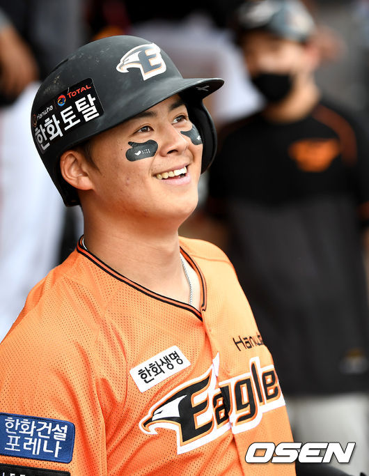 7회말 무사 선두타자로 나선 한화 노시환이 달아나는 중월 솔로포를 날리고 더그아웃 동료들과 인사를 나누며 미소짓고 있다. / dreamer@osen.co.kr