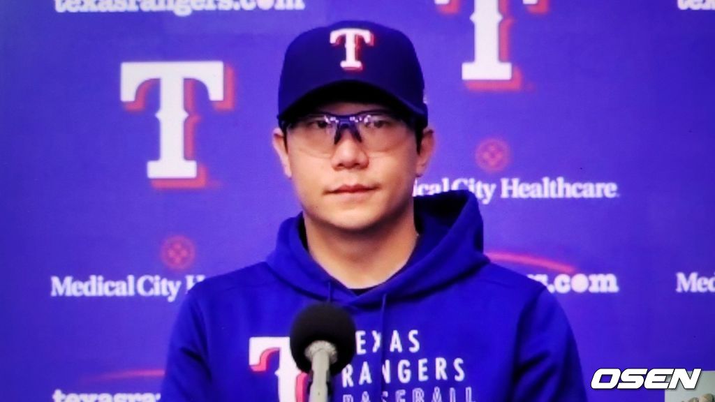 [사진] 텍사스 레인저스의 양현종이 27일(한국시간) 메이저리그 데뷔전을 마친 뒤 화상 인터뷰를 하고 있다. <텍사스 레인저스 구단 제공 영상 캡처>