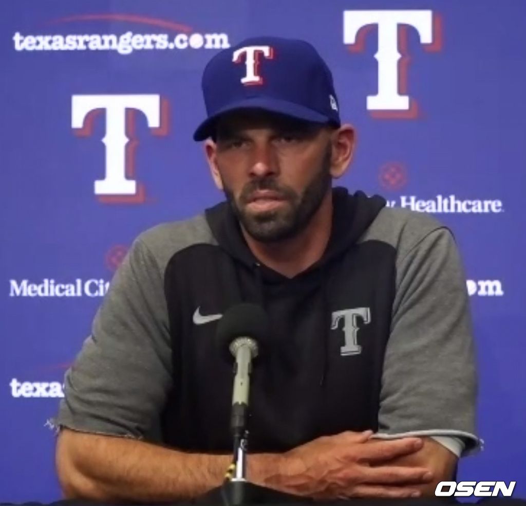 [사진] 크리스 우드워드 텍사스 감독이 27일(한국시간) LA 에인절스와의 경기를 마친 뒤 화상 인터뷰를 하고 있다. <텍사스 레인저스 구단 제공 영상 캡처>