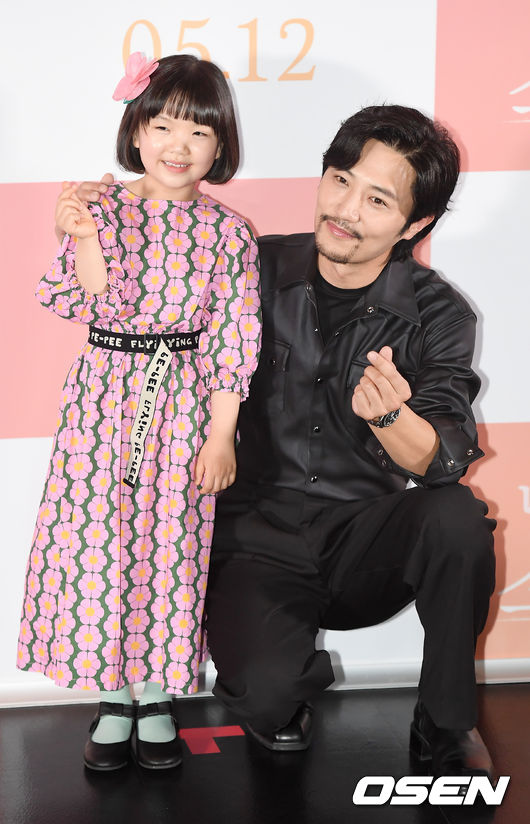 27일 오후 서울 광진구 건대 롯데시네마에서 영화 '내겐 너무 소중한 너' 언론배급시사회가 열렸다.  배우 정서연, 진구가 포토타임을 갖고 있다. /youngrae@osen.co.kr