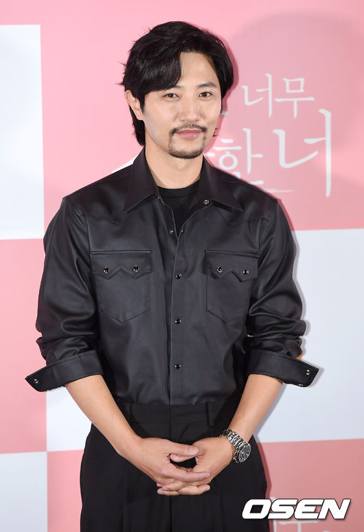 27일 오후 서울 광진구 건대 롯데시네마에서 영화 '내겐 너무 소중한 너' 언론배급시사회가 열렸다.  배우 진구가 포토타임을 갖고 있다. /youngrae@osen.co.kr