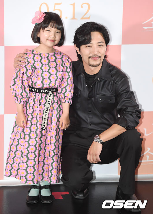 27일 오후 서울 광진구 건대 롯데시네마에서 영화 '내겐 너무 소중한 너' 언론배급시사회가 열렸다. 배우 정서연, 진구가 포토타임을 갖고 있다. /youngrae@osen.co.kr