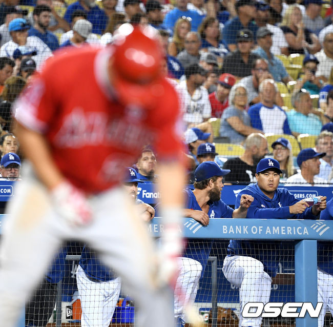 다저스 시절 류현진이 에인절스 트라웃 타석을 지켜보고 있다. /jpnews@osen.co.kr