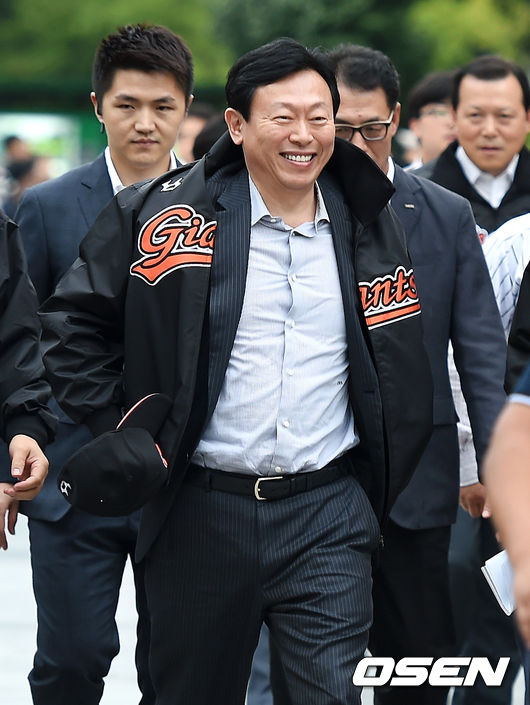 [사진] 2015년 9월 11일 사직구장에서 열린 삼성-롯데전을 관전하러 가는 신동빈 회장. 