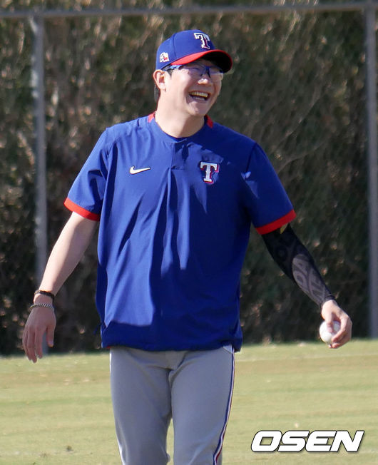 [OSEN=서프라이즈(미 애리조나주), 이사부 통신원]양현종이 몸을 풀며 미소짓고 있다. /lsboo@osen.co.kr