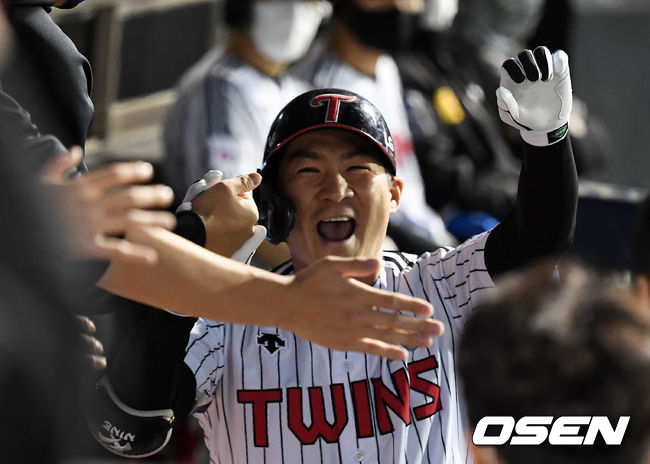 3회말 1사에서 LG 오지환이 선제 솔로포를 날리고 더그아웃에서 기뻐하고 있다. /jpnews@osen.co.kr