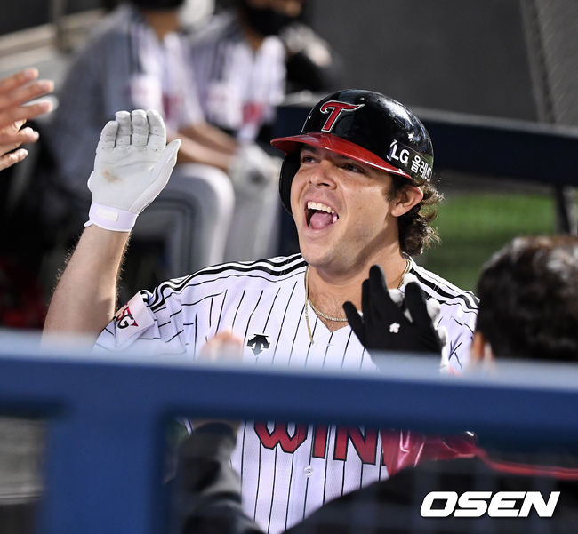 3회말 2사에서 LG 라모스가 솔로포를 날리고 동료선수들과 즐거워하고 있다. /jpnews@osen.co.kr