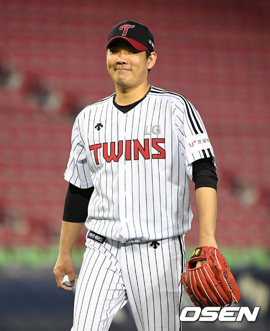 2회초 2사 만루에서 LG 정찬헌이 롯데 마차도를 좌익수 플라이로 처리하며 미소짓고 있다. /jpnews@osen.co.kr