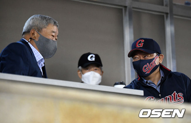 27일 잠실구장을 찾은 롯데그룹 신동빈 회장이 구본능 전 KBO 총재와 이야기를 나누고 있다.  /jpnews@osen.co.kr