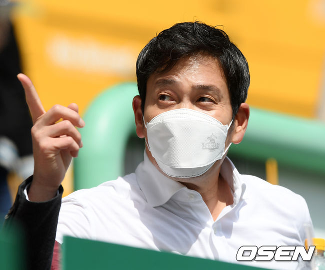 4일 ‘2021 신한은행 SOL KBO 리그’ 개막전 SSG 랜더스와 롯데 자이언츠의 경기가 열렸다. 정용진 SSG 랜더스 구단주가 관중석에서 경기장 설비를 체크하고 있다. /rumi@osen.co.kr