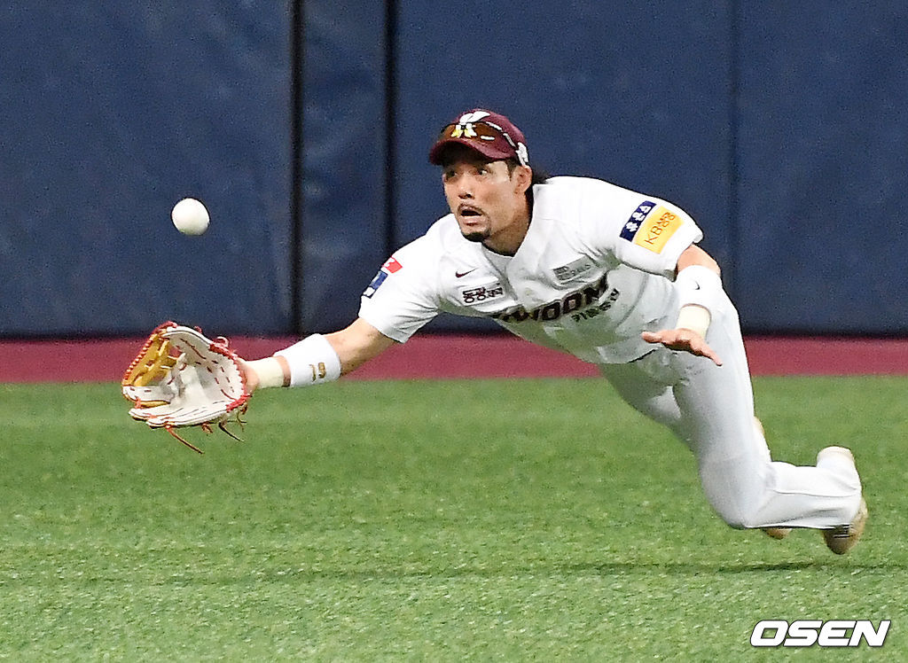 1회초 2사 주자 2,3루 두산 김인태의 타구를 키움 좌익수 이용규가 다이빙캐치를 하고 있다./rumi@osen.co.kr