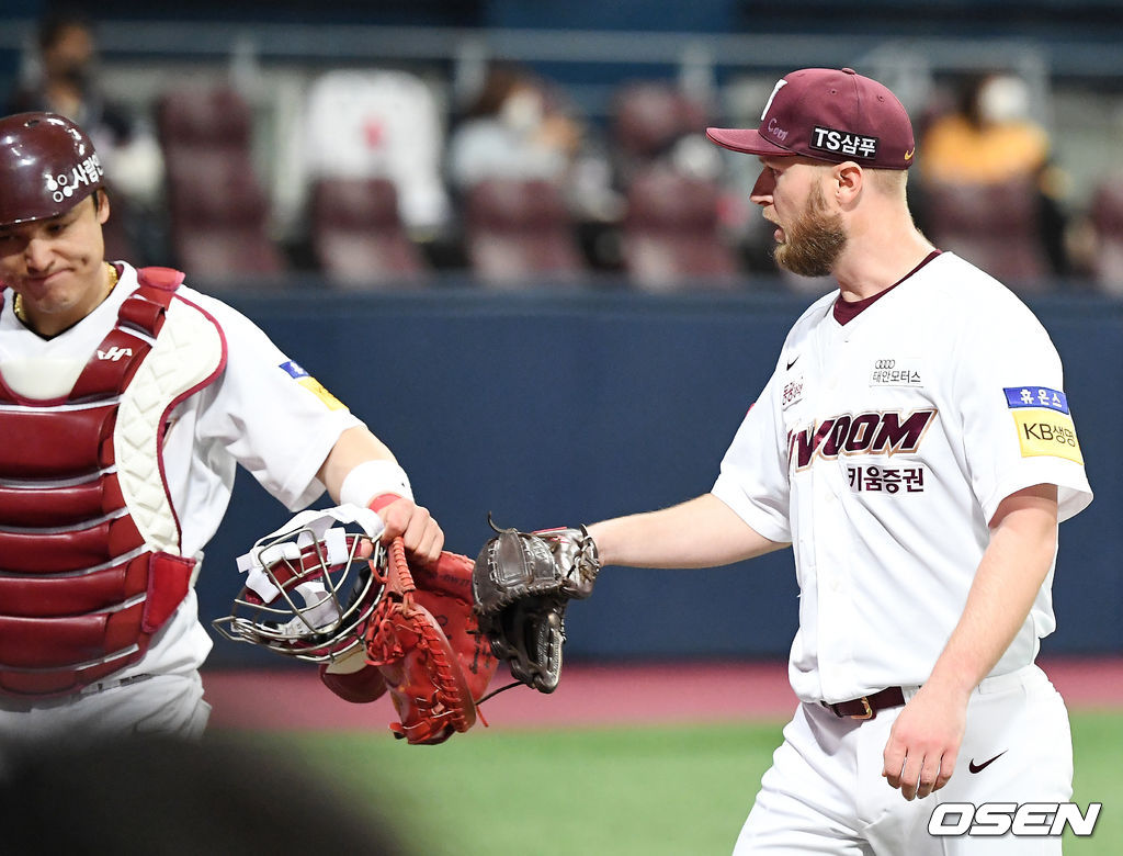 5회초를 마치고 키움 선발 요키시가 박동원과 하이파이브를 하고 있다./rumi@osen.co.kr