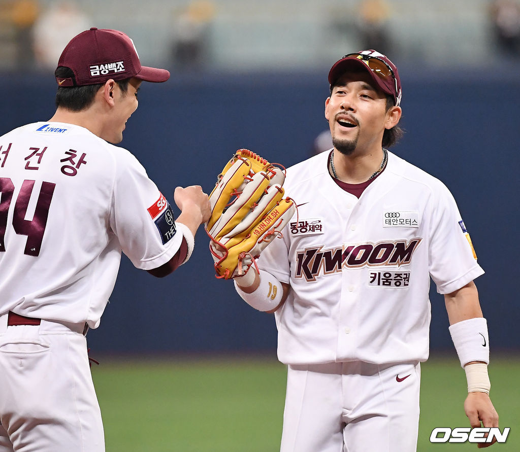 6회초 2사 주자 만루 두산 박건우의 타구를 전력질주해 잡아낸 키움 좌익수 이용규가 서건창과 하이파이브를 하고 있다./rumi@osen.co.kr