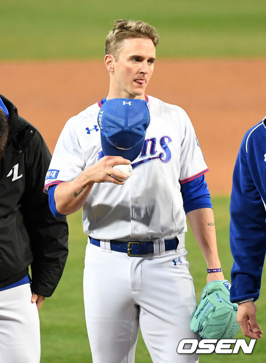 경기 종료 후 삼성 뷰캐넌이 완봉승을 거두고 관중석을 향해 인사를 하고 있다. /sunday@osen.co.kr