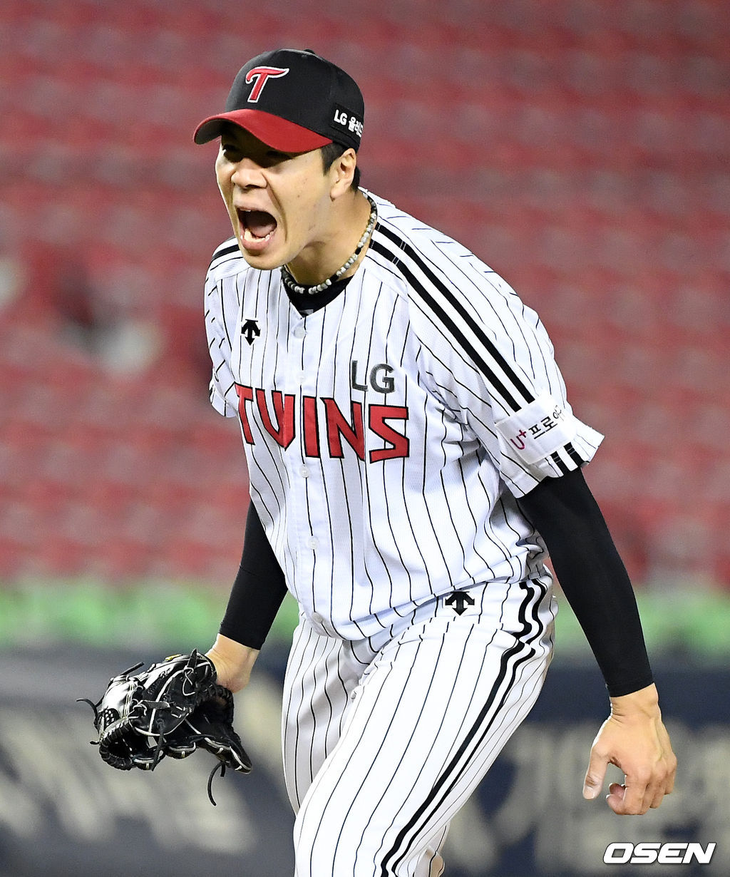 8회초 2사 만루에서 LG 김대유가 롯데 오윤석을 삼진 처리하며 포효하고 있다. /jpnews@osen.co.kr