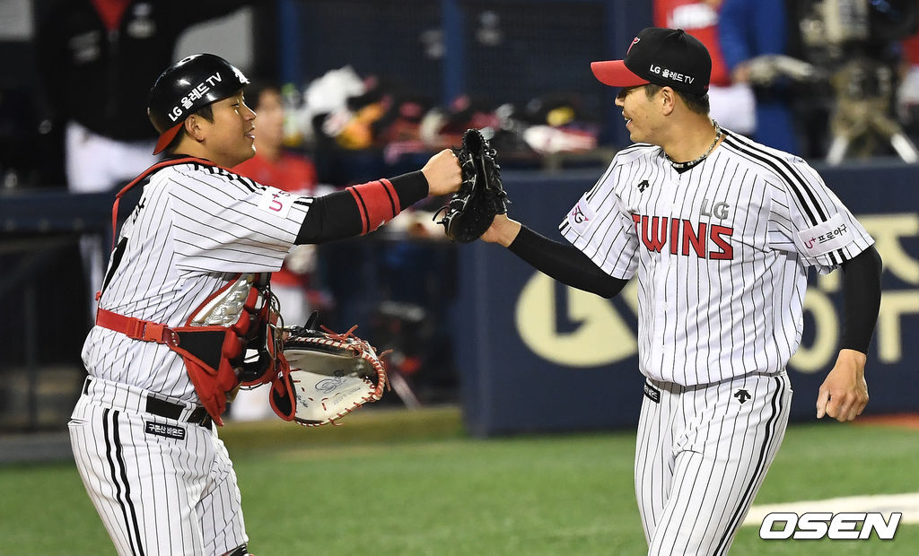 하이파이브하는 LG 김대유와 포수 유강남. / dreamer@osen.co.kr
