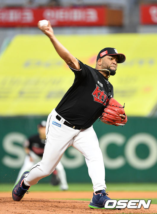 27일 오후 인천SSG랜더스필드 ’2021 신한은행 SOL KBO 리그' SSG 랜더스와 KT 위즈의 경기가 열렸다.1회말 무사에서 KT 선발투수 데스파이네가 역투하고 있다. /sunday@osen.co.kr