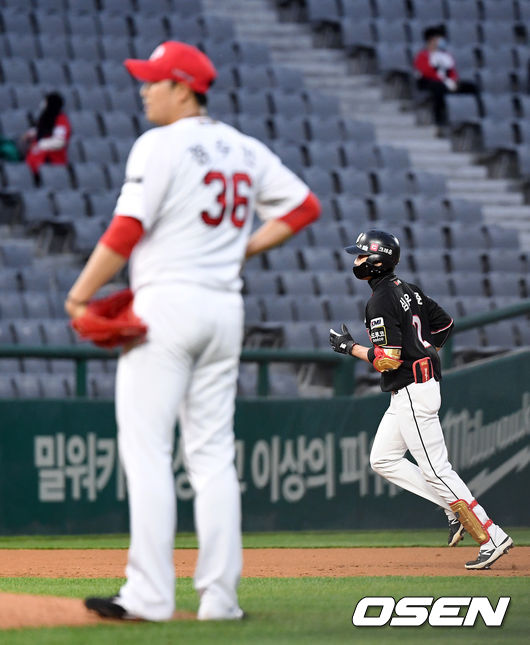 27일 오후 인천SSG랜더스필드 ’2021 신한은행 SOL KBO 리그' SSG 랜더스와 KT 위즈의 경기가 열렸다.2회초 2사 1,2루에서 KT 심우준이 좌월 스리런 홈런을 치고 그라운드를 돌고 있다. /sunday@osen.co.kr