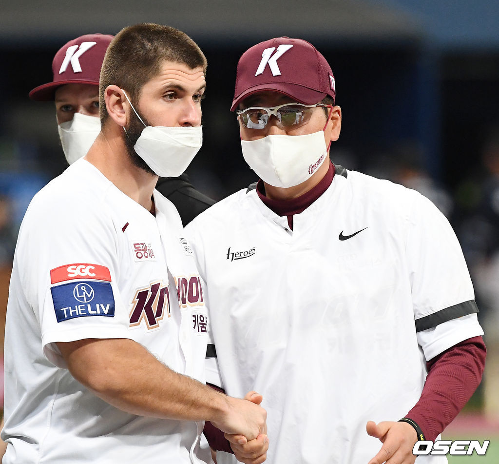 경기를 마치고 키움 홍원기 감독이 프레이타스와 악수를 나누고 있다. / rumi@osen.co.kr