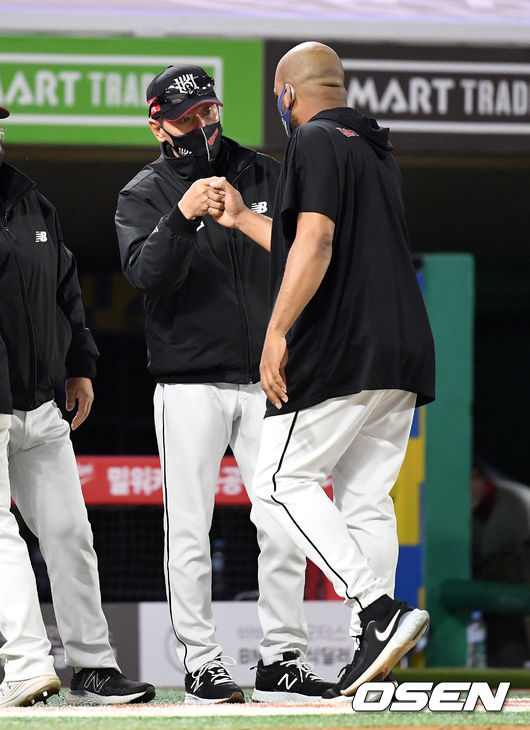 KT는 27일 인천SSG랜더스필드에서 열린 ‘2021 신한은행 SOL KBO 리그’ SSG와 시즌 1차전에서 14-5로 이겼다. 선발 등판한 외국인 투수 오드리사머 데스파이네가 잘 던졌고, 타자들도 타석과 누상에서 집중력을 발휘했다.경기 종료 후 KT 이강철 감독이 데스파이네와 승리의 기쁨을 나누고 있다. /sunday@osen.co.kr