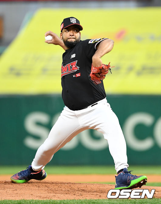 27일 오후 인천SSG랜더스필드 ’2021 신한은행 SOL KBO 리그' SSG 랜더스와 KT 위즈의 경기가 열렸다.1회말 무사에서 KT 선발투수 데스파이네가 역투하고 있다. /sunday@osen.co.kr