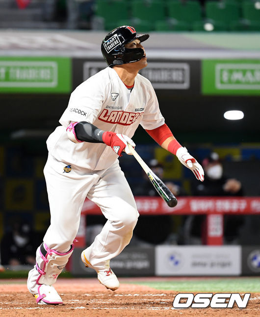 27일 오후 인천SSG랜더스필드 ’2021 신한은행 SOL KBO 리그' SSG 랜더스와 KT 위즈의 경기가 열렸다.8회말 1사 1,2루에서 SSG 한유섬이 우중월 스리런 홈런을 치고 있다. /sunday@osen.co.kr