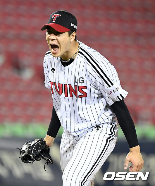 8회초 2사 만루에서 LG 김대유가 롯데 오윤석을 삼진 처리하며 포효하고 있다. /jpnews@osen.co.kr