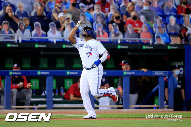 [사진] 토론토의 블라디미르 게레로 주니어가 28일(한국시간) TD 볼파크에서 열린 워싱턴과의 경기 3회서 역전 만루 홈런을 날린 뒤 세리머니를 펼치며 베이스를 돌고 있다. ⓒGettyimages(무단전재 및 재배포 금지)