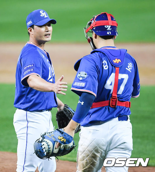 경기를 마무리 지은 삼서 오승환과 강민호가 승리의 하이파이브를 하고 있다.  / soul1014@osen.co.kr