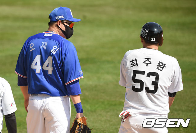 25일 오후 인천 SSG랜더스필드에서 진행된 2021시즌 프로야구 SSG 랜더스와 삼성 라이온즈의 시범경기가 진행됐다.4회말 SSG 선두타자 최주환이 볼넷으로 걸어나가 삼성 오재일 1루수와 이야기를 나누고 있다.   / soul1014@osen.co.kr