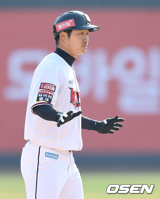 25일 오후 경기도 수원시 수원kt위즈파크에서 2021시즌 프로야구 kt 위즈와 한화 이글스의 시범경기가 진행됐다.7회말 2사 만루 KT 신본기가 3타점 적시 2루타를 날린 뒤 세레모니를 하고 있다./ksl0919@osne.co.kr