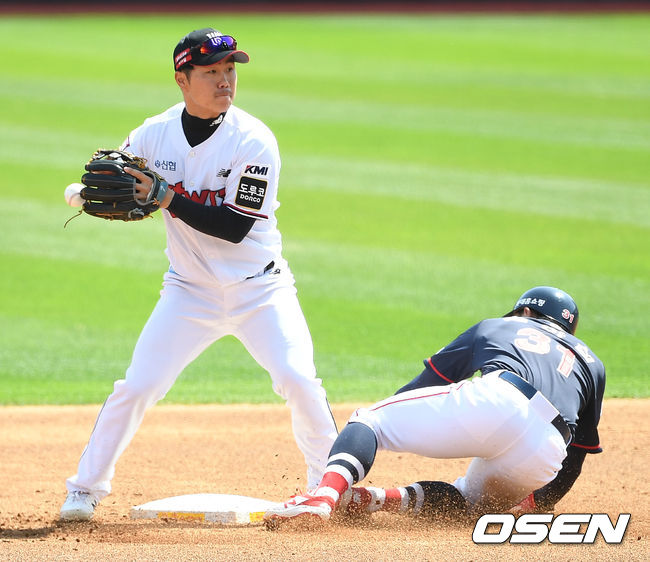 1회초 1사 1, 3루 상황 롯데 이대호의 내야 땅볼 때 KT 2루수 신본기가 주자 손아섭을 포스아웃 시킨 뒤 1루로 송구를 준비하다 충돌하고 있다. / dreamer@osen.co.kr