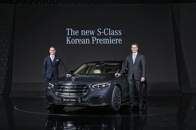메르세데스-벤츠 코리아 토마스 클라인 대표이사 사장(오른쪽)과 마크 레인 제품 & 마케팅 부문 총괄 부사장이 더 뉴 S-클래스와 함께 했다. 