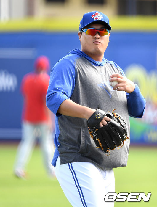 류현진이 외야에서 캐치볼로 몸을 풀고 있다. / dreamer@osen.co.kr