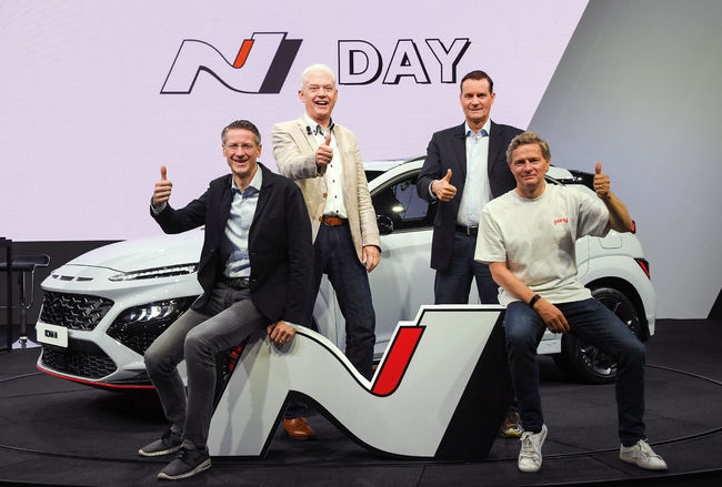 틸 바텐베르크 현대자동차 N브랜드매니지먼트모터스포츠사업부장, 알버트 비어만 현대차그룹 연구개발본부장, 토마스 쉬미에라 현대자동차 고객경험본부장, 사이먼 로스비 현대스타일링담당 상무가 현대 N Day 행사 후 코나 N 앞에서 기념촬영을 하고 있다. 