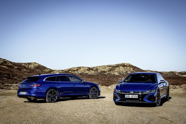 아테온 R 슈팅브레이크(왼쪽)와 아테온 R. 