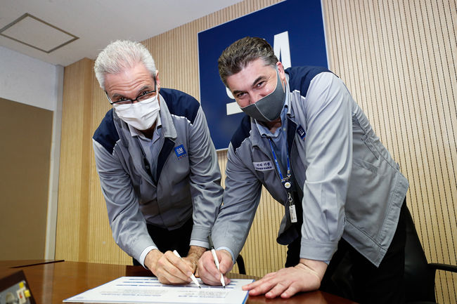 한국지엠 카허 카젬 사장(오른쪽)과 지엠테크니컬센터코리아 로베르토 렘펠 사장이 품질 문화 캠페인 일환으로 품질 준수 서약서에 서명하고 있다.