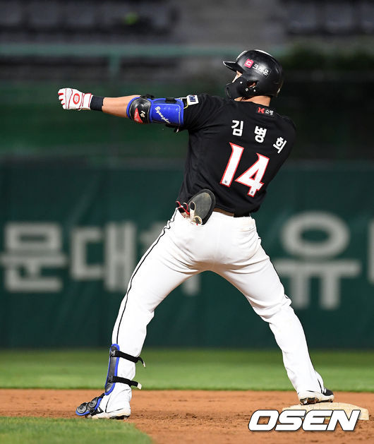 27일 오후 인천SSG랜더스필드 ’2021 신한은행 SOL KBO 리그' SSG 랜더스와 KT 위즈의 경기가 열렸다.5회초 1사 2,3루에서 KT 김병희가 우중간 2타점 적시 2루타를 치고 세리머니를 펼치고 있다. /sunday@osen.co.kr