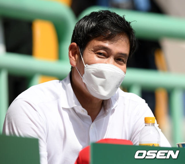 정용진 SSG 랜더스 구단주가 관중석에서 취재진 카메라와 눈이 마주치고 있다. / rumi@osen.co.kr