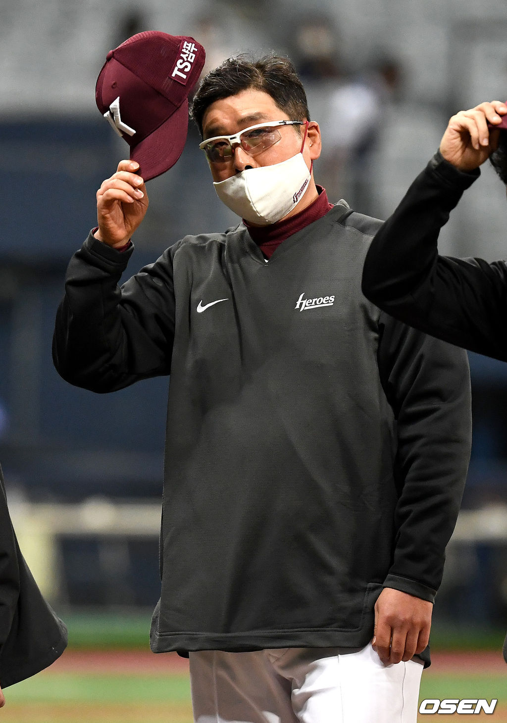 승리한 키움 홍원기 감독이 모자를 벗어 인사하고 있다. / dreamer@osen.co.kr