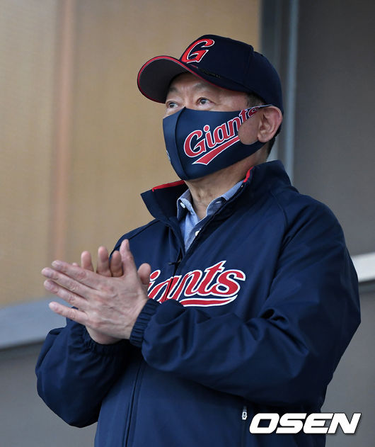 롯데그룹 신동빈 회장이 야구장을 찾아 경기를 관전하고 있다. /jpnews@osen.co.kr