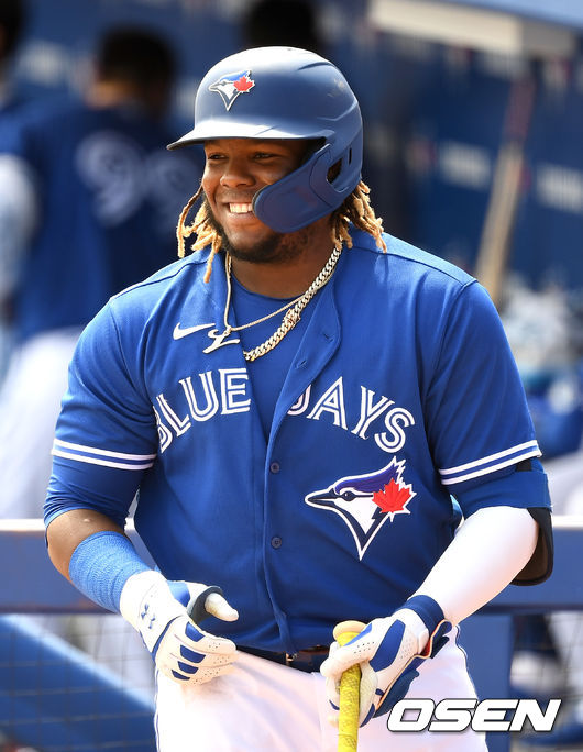 토론토 블라디미르 게레로 주니어가 대기타석에서 미소짓고 있다. / dreamer@osen.co.kr