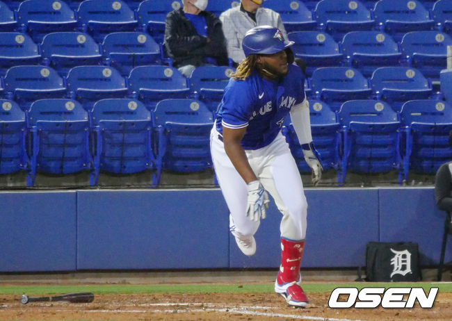 [OSEN=더니든(미 플로리다주), 이사부 통신원]토론토 게레로가 타격을 한 뒤 1루까지 전력질주를 하고 있다. /lsboo@osen.co.kr