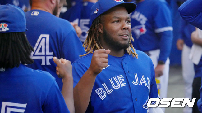 [OSEN=더니든(미 플로리다주), 이사부 통신원] 토론토 게레로 주니어가 동료들과 인사를 하고 있다. /lsboo@osen.co.kr