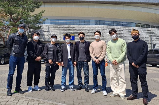 [사진]대한민국댄스스포츠연맹 앞에 모인 대한민국 비보이 대표들. 왼쪽부터 박재민, 겜블러크루 이준학, 카이크루 소재환, 라스트포원 조성국, 진조크루 김헌준, MB크루 박진형, 퓨전엠씨 황정우, 진조크루 황명찬 /대한민국댄스스포츠연맹 제공